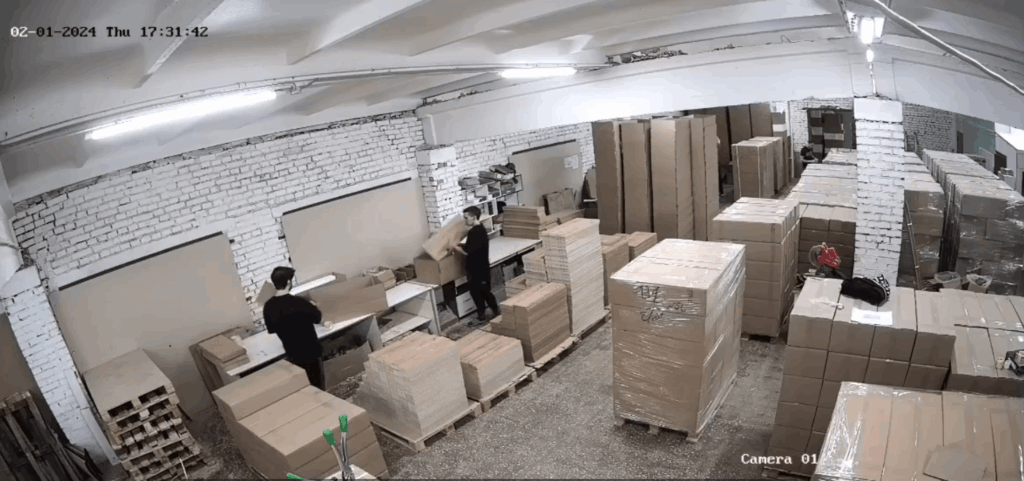 Сотрудники на складе комплектуют детали и фурнитуру