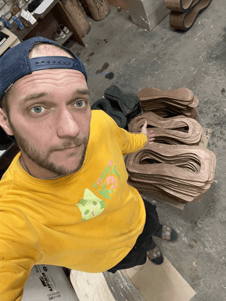 Константин на складе когтеточек