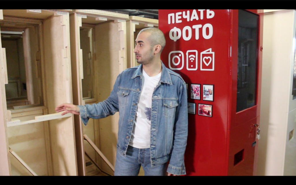 Красный деревянный корпус