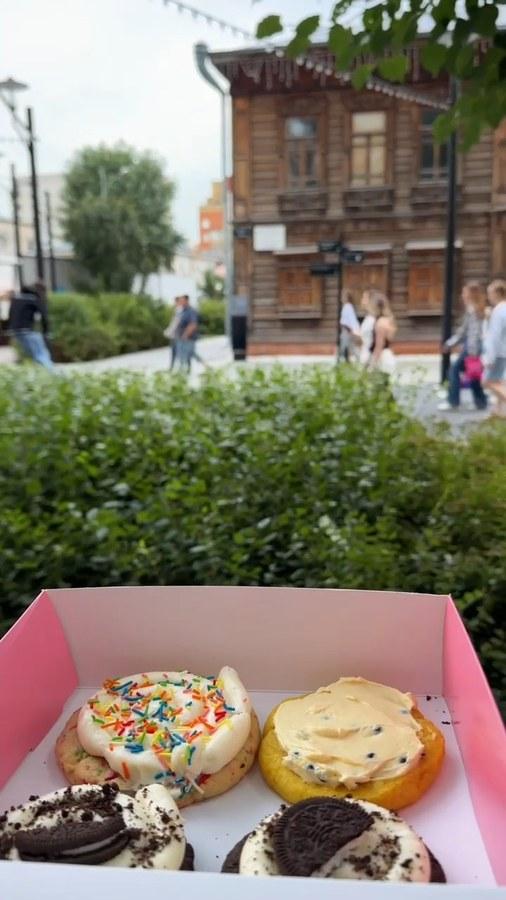 Коробка печенья кукис Tumbl на фоне улицы в Тюмени
