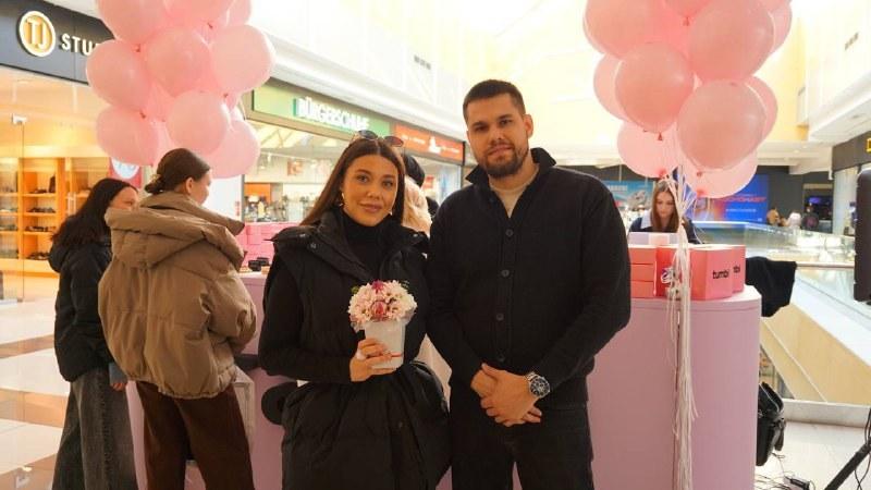 Артём Исайчев с Полиной у островка кукис на открытии